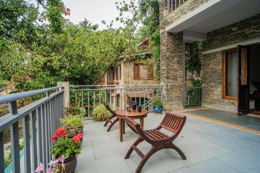 Balcony with mountain view in Ranikhet villa